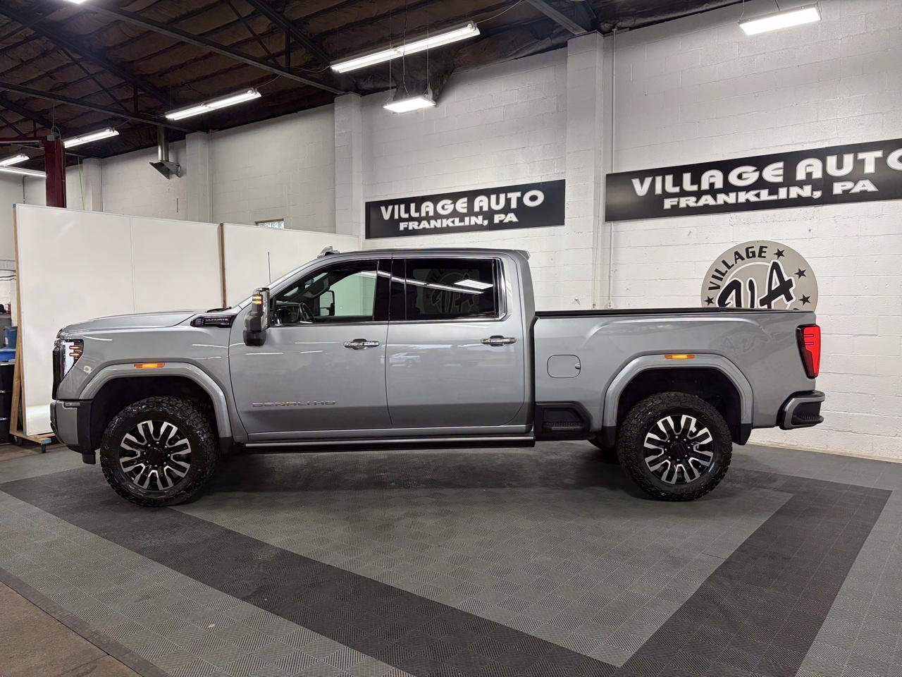 Used 2025 GMC Sierra 3500 Denali Ultimate AWD/4WD image 12