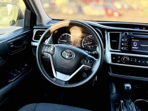 Used 2015 Toyota Highlander LE FWD image 17