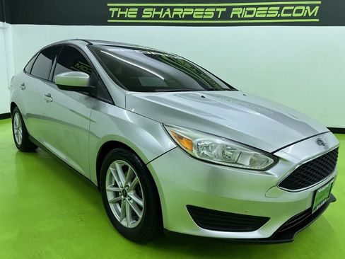 Used 2018 Ford Focus SE FWD image 2