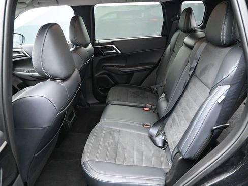 Used 2024 Mitsubishi Outlander SE image 12