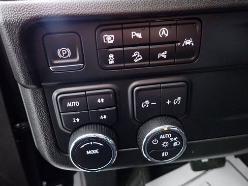 Used 2025 Chevrolet Tahoe Z71 image 3