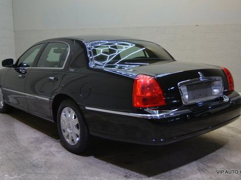 Used 2005 Lincoln Town Car Signature Limited image 3