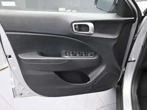Used 2025 Hyundai Venue SEL FWD image 17
