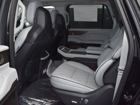 New 2026 Lincoln Navigator L Black Label AWD/4WD image 11