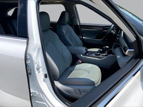 Used 2023 Toyota Highlander Platinum FWD image 9