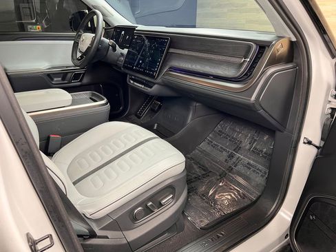 Used 2023 Rivian R1S Adventure image 7