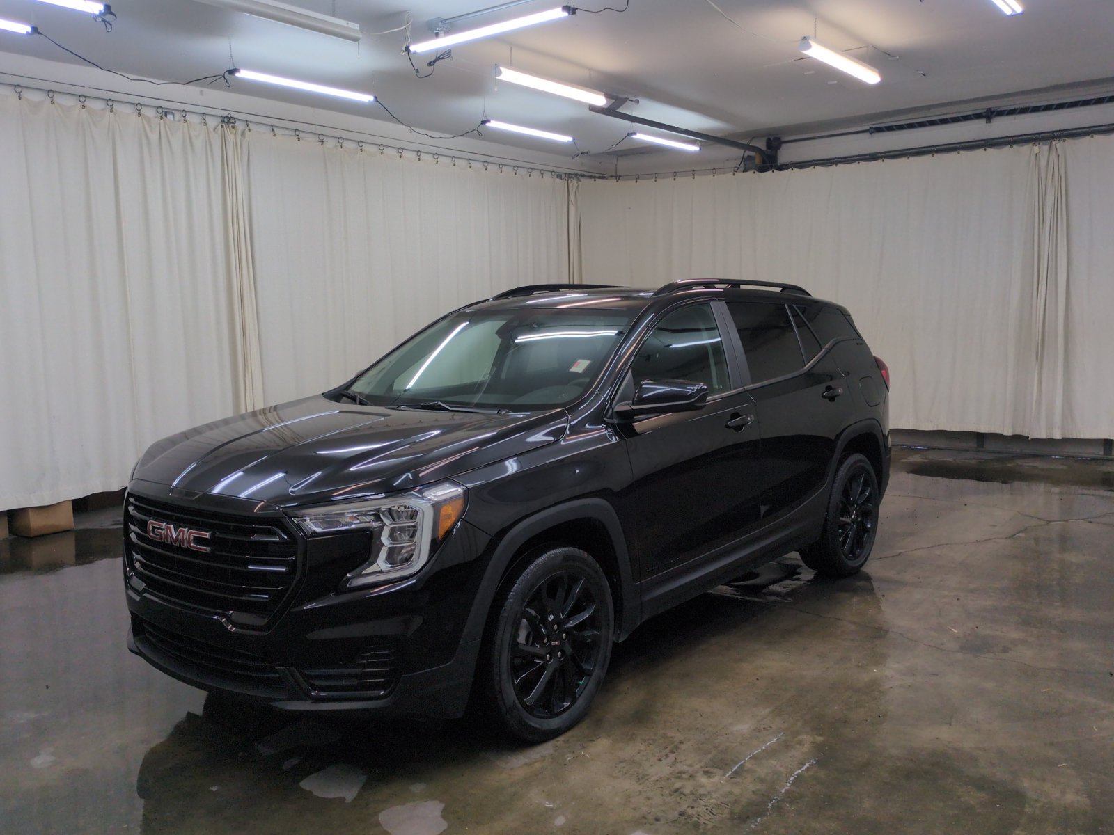 Used 2023 GMC Terrain SLE w/ Driver Convenience Package AWD/4WD image 1