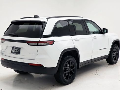 Used 2025 Jeep Grand Cherokee Altitude AWD/4WD image 8