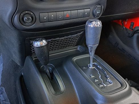 Used 2018 Jeep Wrangler Unlimited Sahara image 17