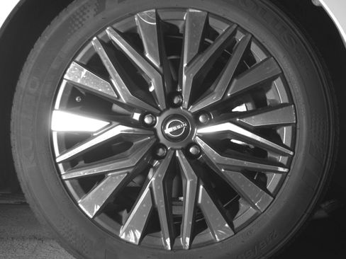 Used 2025 Nissan Altima 2.5 SV FWD image 13