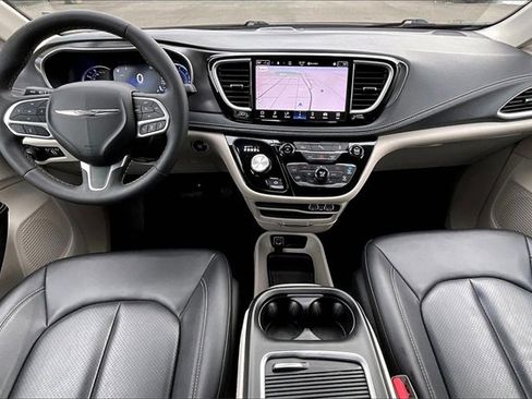 Used 2024 Chrysler Pacifica Select image 15