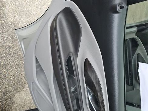 Used 2022 GMC Terrain SLT image 32