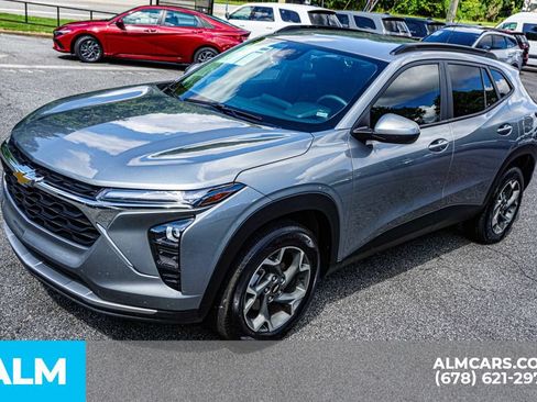 Used 2025 Chevrolet Trax LT FWD image 14