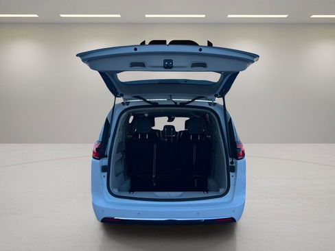 Used 2023 Chrysler Pacifica Touring-L image 23