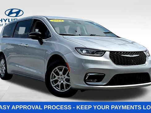 Used 2024 Chrysler Pacifica Touring-L FWD image 3