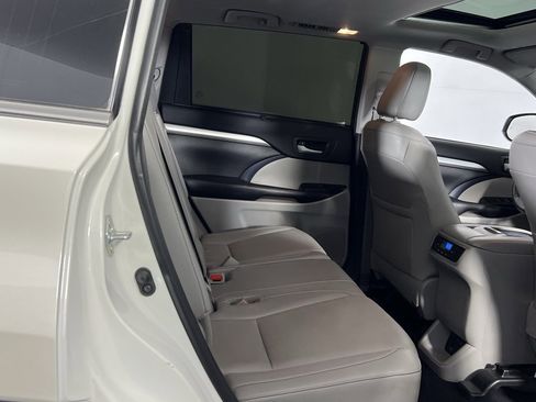 Used 2019 Toyota Highlander XLE image 27