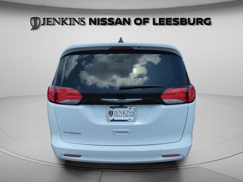 Used 2023 Chrysler Voyager LX FWD image 7