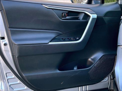 Used 2022 Toyota RAV4 LE image 22