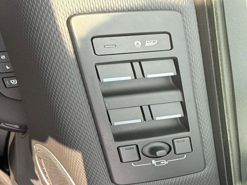 Certified 2024 Land Rover Discovery Dynamic SE image 18