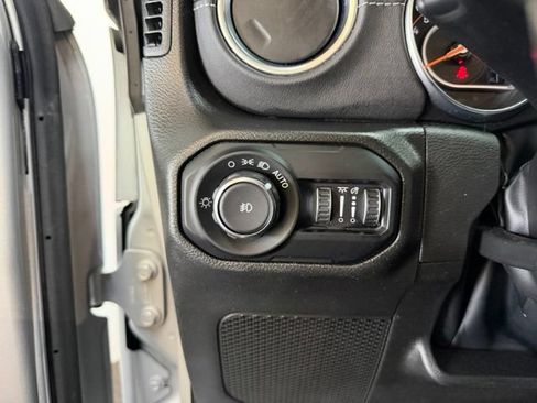 Used 2022 Jeep Wrangler Unlimited Sahara w/ Cold Weather Group AWD/4WD image 17