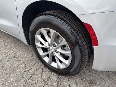 New 2026 Chrysler Pacifica Limited image 24