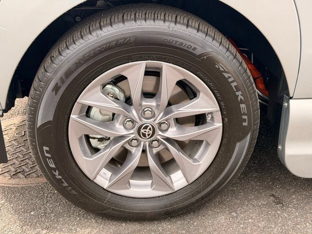 Used 2024 Toyota Sienna XLE w/ XLE Plus Package AWD/4WD image 12