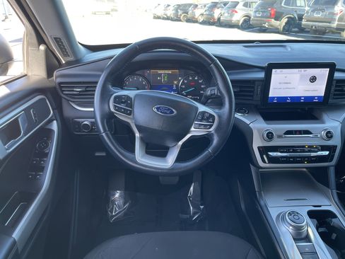 Used 2022 Ford Explorer XLT image 30