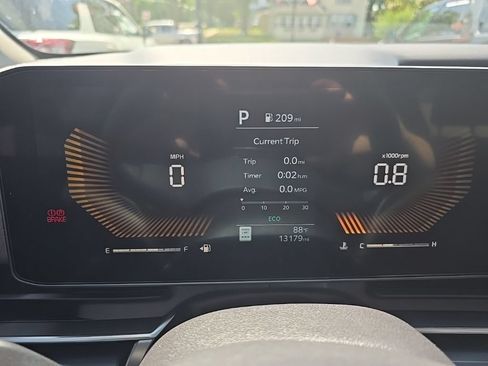 Used 2025 Kia Carnival FWD image 14