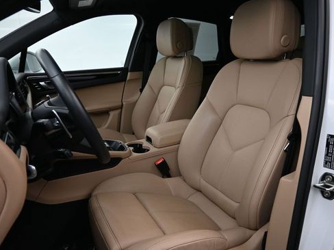 Certified 2025 Porsche Macan AWD/4WD image 5