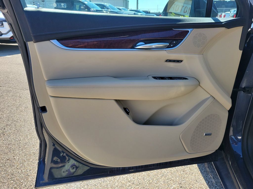 Used 2018 Cadillac XT5 Luxury w/ Driver Awareness Package FWD image 19