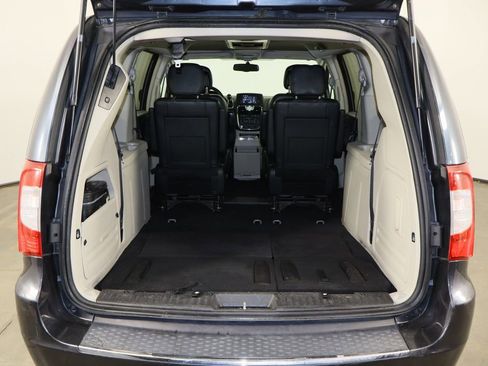 Used 2014 Chrysler Town & Country Touring image 17