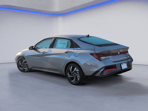 New 2025 Hyundai Elantra Limited FWD image 9