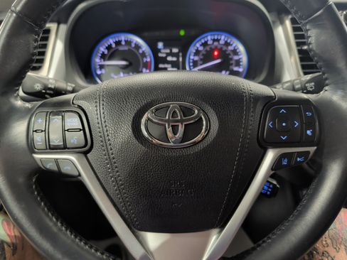 Used 2019 Toyota Highlander SE AWD/4WD image 10
