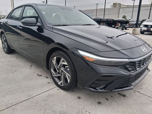 Used 2025 Hyundai Elantra Sport image 3