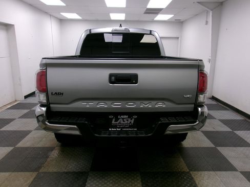 Used 2022 Toyota Tacoma TRD Off-Road AWD/4WD image 12