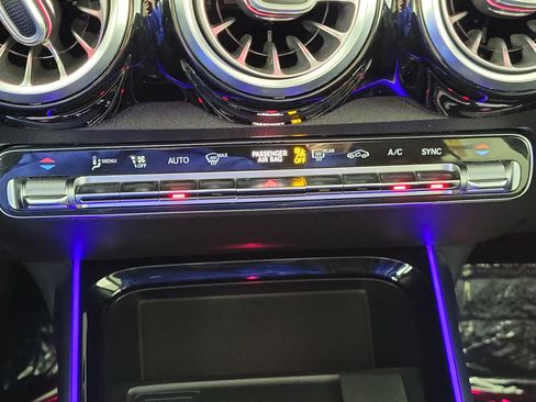 Used 2021 Mercedes-Benz GLB 250 4MATIC w/ Premium Package image 20