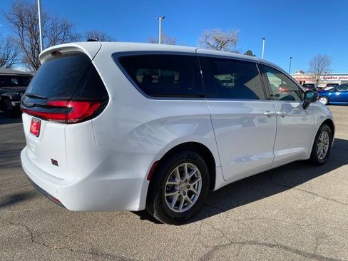 Used 2024 Chrysler Pacifica Touring-L image 5