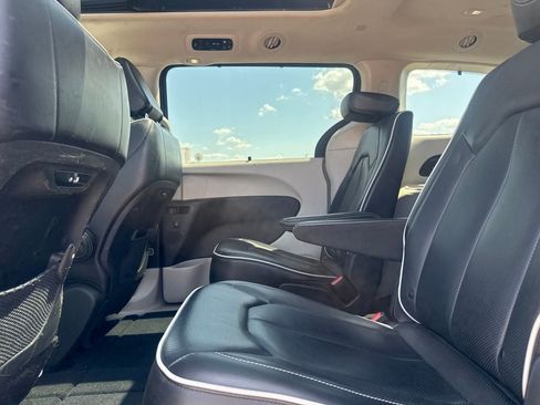 Used 2023 Chrysler Pacifica Limited FWD image 38