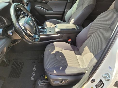 Used 2023 Toyota Highlander LE image 23