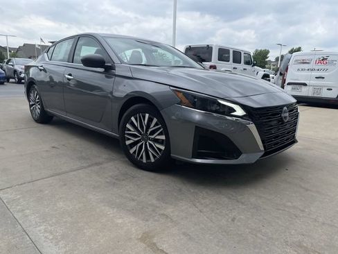 Used 2025 Nissan Altima 2.5 SV FWD image 10
