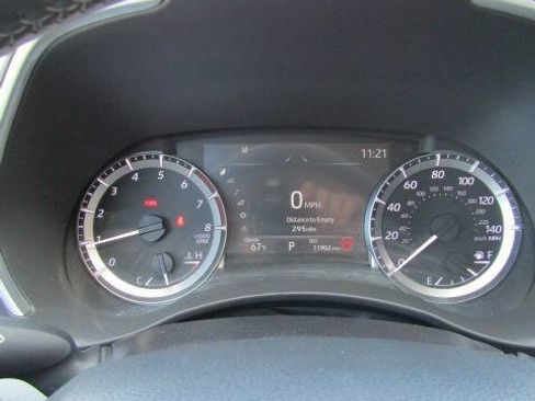Used 2025 Toyota Highlander XLE AWD/4WD image 12