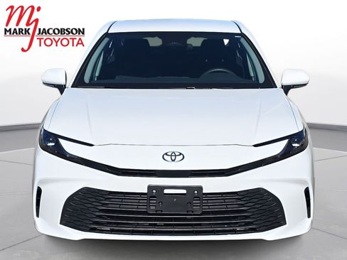 Used 2025 Toyota Camry LE image 3