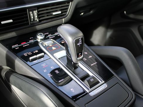 Used 2022 Porsche Cayenne image 20