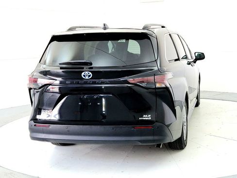 Certified 2024 Toyota Sienna XLE FWD image 5