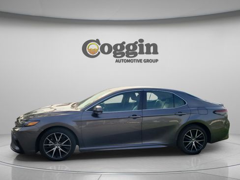 Used 2023 Toyota Camry SE FWD image 2
