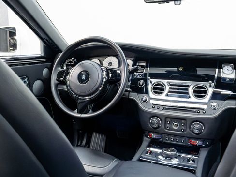 Used 2016 Rolls-Royce Ghost image 40