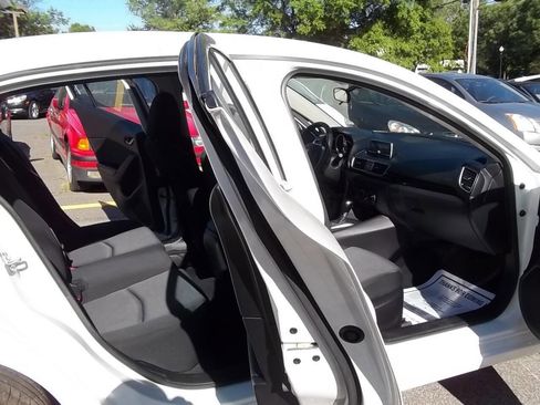 Used 2015 MAZDA MAZDA3 i SV FWD image 4