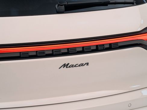 Certified 2026 Porsche Macan AWD/4WD image 13