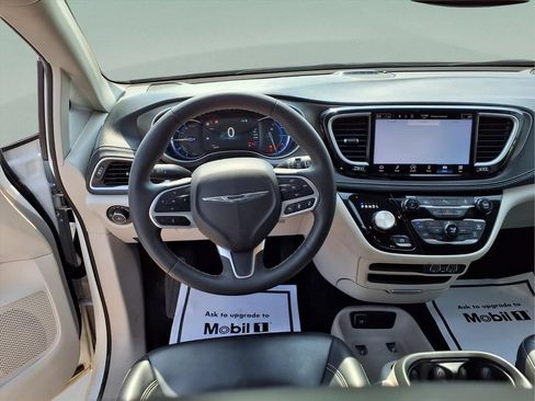 Used 2023 Chrysler Pacifica Touring-L FWD image 9