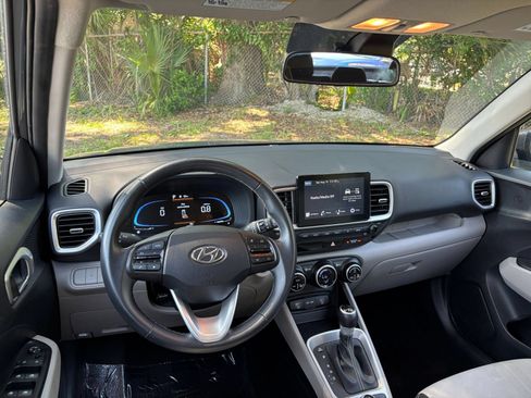 Used 2025 Hyundai Venue SEL FWD image 32